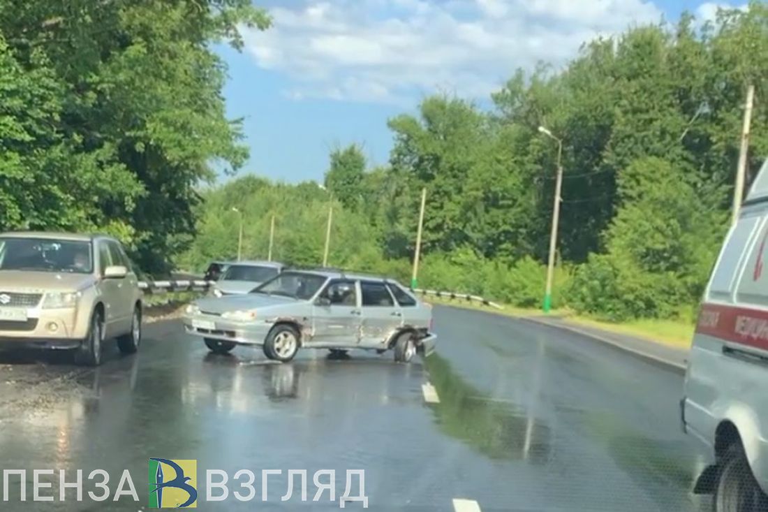 На улице Измайлова в Пензе произошла жесткая авария с тремя автомобилями