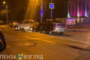 На месте ночного ДТП в центре Пензы работали сотрудники ГИБДД и врачи «скорой»