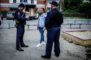 На проспекте Победы в Пензе мужчина избивал девушку