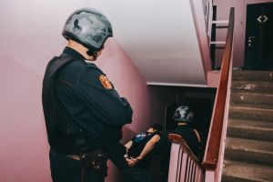 В Пензе 28-летний молодой человек разгромил чужую квартиру