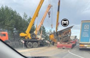 На трассе под Кузнецком трактор упал с низкорамного трала