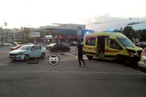 В центре Пензы в жесткую аварию попала машина «скорой помощи»
