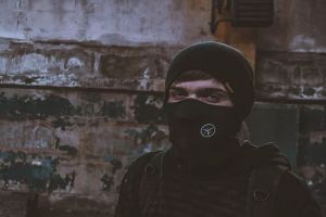 Житель Пензы с напарником украли из чужой машины вязаную шапку и шампанское