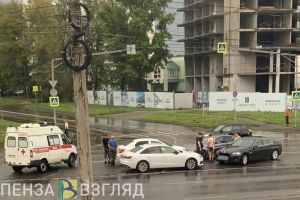 «Скорая» и сотрудники ГИБДД прибыли к месту аварии на проспекте Строителей в Пензе