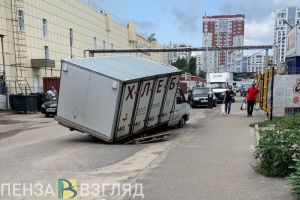 Грузовой автомобиль провалился под асфальт на проспекте Строителей в Пензе