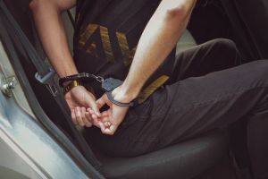 Бдительные охранники в Пензе помогли задержать вора с швеллером