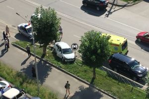 В Пензе к месту аварии на улице Кижеватова прибыла полиция и «скорая помощь»