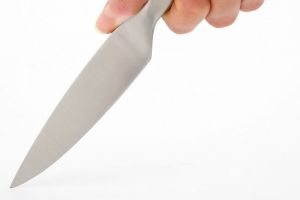 Женщина обиделась и вспорола живот гостю в Пензенской области