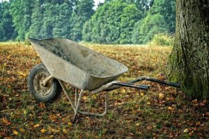 В Кузнецке воры везли по улице украденный лом на садовой тележке