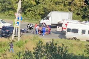 В Пензе на место аварии с мотоциклистом прибыла «скорая помощь»
