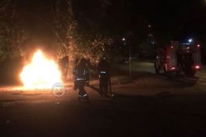 Легковой автомобиль полыхал вечером на Западной поляне в Пензе