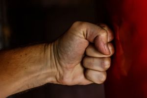 Сердобчанин избил и ограбил мужчину за ухаживания за его дамой сердца