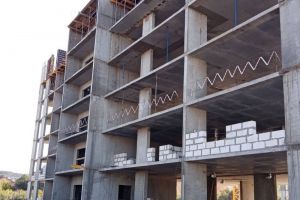 Появились фото с места падения строителей с высоты в Пензе