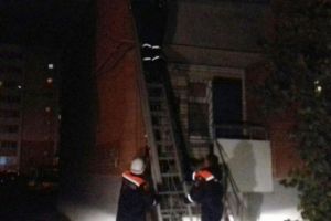 В центре Пензы мужчина забрался на газовую трубу и не смог спуститься