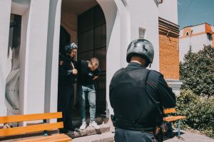 В кафе на проспекте Строителей в Пензе пьяный посетитель устроил скандал со спутницей