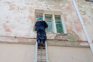 Двум заблокированным в квартирах малышам пришли на помощь пензенские спасатели