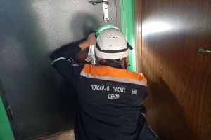 Пензенские спасатели помогли соцработнику попасть в квартиру пожилой подопечной