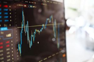 «Выход на биржу» привел кузнечанку к потере крупной суммы
