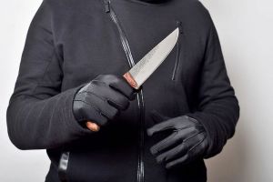 Житель Пензенской области ударил ножом знакомого, который его не слушал
