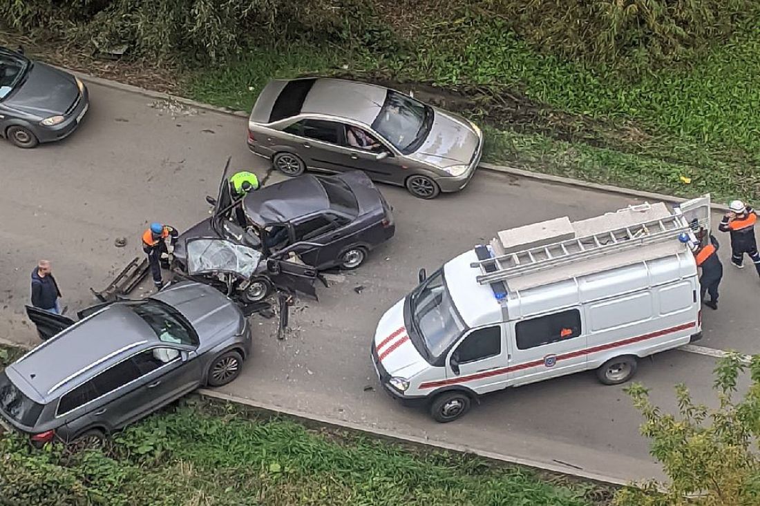 На улице Лядова в Пензе в жесткой аварии разбился автомобиль