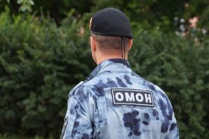 В Пензе сотрудник ОМОНа спас раненого мужчину