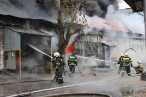 В Пензе ликвидировали пожар на складе на ул. Калинина