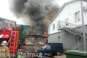 Клубы черного дыма и огонь на складе: появилось видео пожара на ул. Калинина