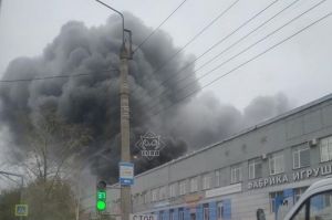В Пензе на улице Калинина загорелся склад площадью 300 квадратных метров