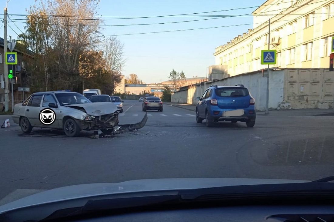 На Южной поляне в Пензе в жестком ДТП разбилась легковая машина