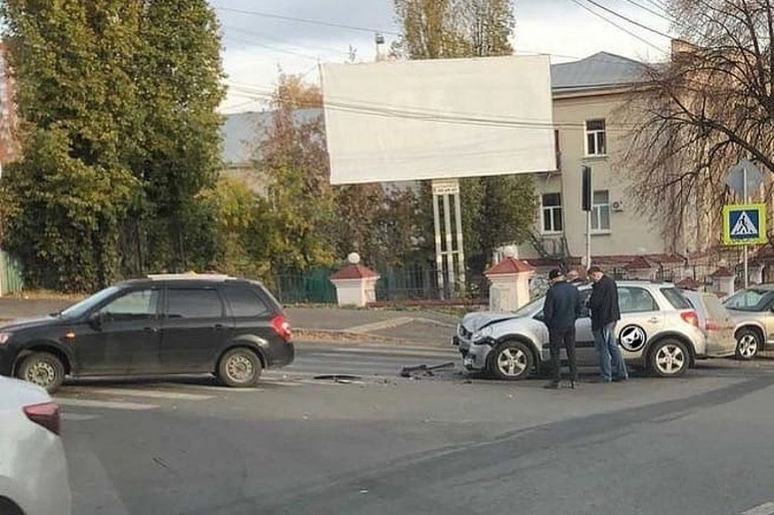 На перекрестке в центре Пензы разбился автомобиль