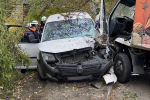 Появились фото с места жесткого ДТП в Пензе, где работали спасатели