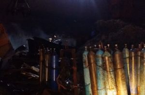 В Пензе на улице Аустрина пожарные предотвратили расгерметизацию кислородных баллонов