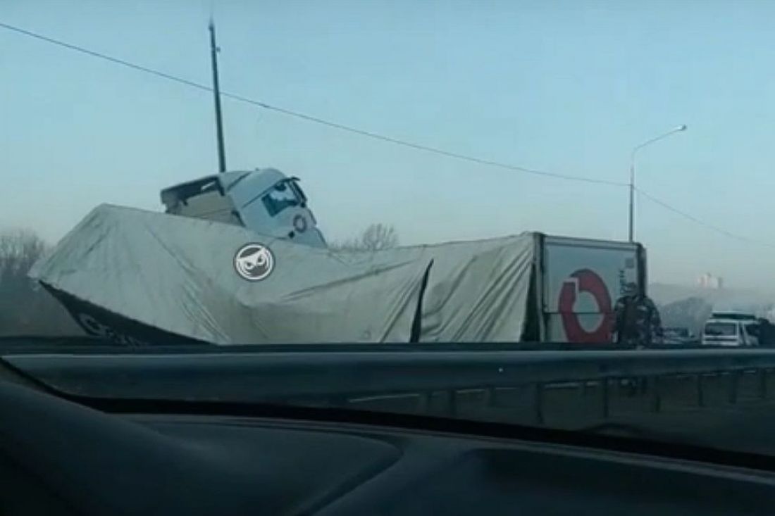 Перевернувшаяся под Пензой фура заблокировала трассу М-5 в сторону Самары