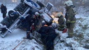 В Пензе на улице Курской перевернулся трактор: водитель пострадал
