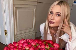 Наталья Рудова покорила поклонников платьем с разрезом на одну ногу