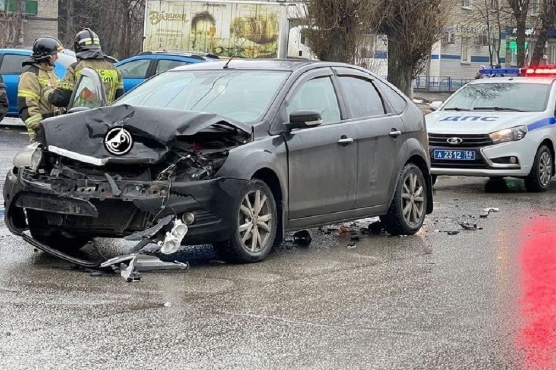 Экстренные службы прибыли к месту ДТП на улице Луначарского в Пензе