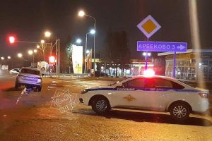 На трассе «Урал» в Пензе автомобиль «оседлал» дорожное ограждение