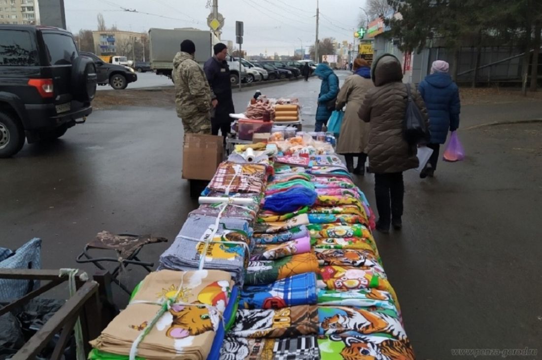 Торговля в пензе. Уличная торговля. Торговля в неустановленных местах. Жители Пензы. Детские вещи уличная торговля.