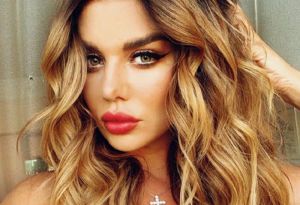 Анна Седокова вышла на улицу в босоножках и «золоте»