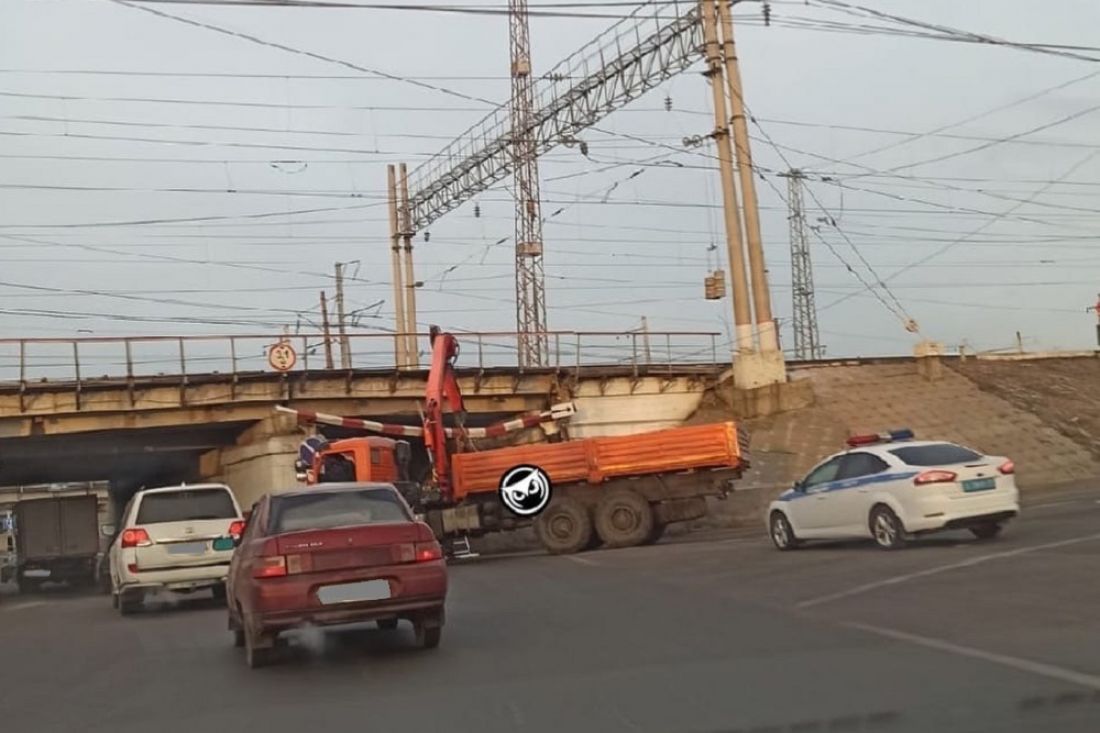 Перед железнодорожным мостом в Пензе снова возникла пробка из-за  застрявшего грузовика