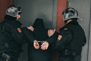 В Пензе 49-летний хулиган приставал к прохожим и повредил чужую машину