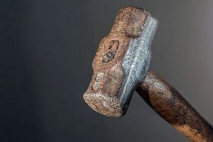 Ревнивец из Пензенской области решал личные вопросы молотком и грабежом