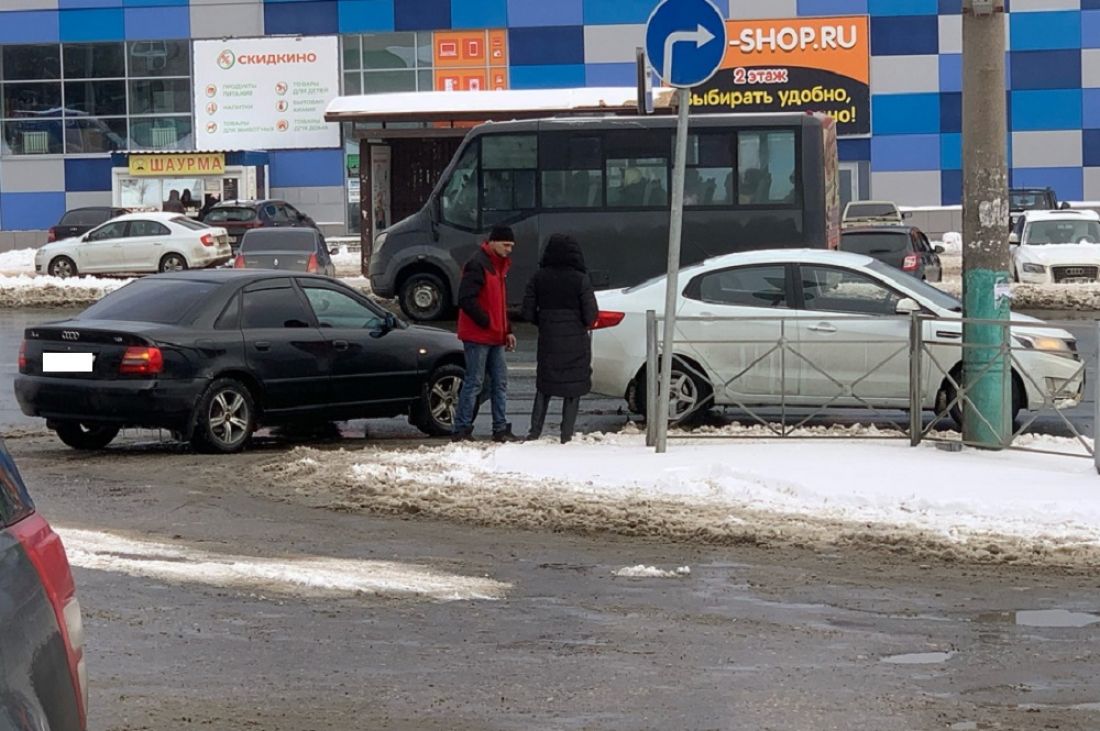 Две «поспешившие» машины помешали движению машин на Севере в Пензе