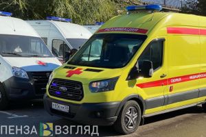 В Пензе иномарка врезалась в световую опору, пострадали двое