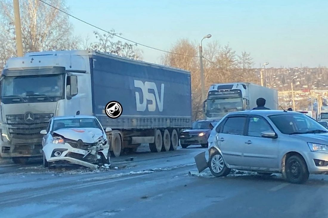 Из-за жесткого ДТП на трассе М-5 в Пензе образовалась пробка