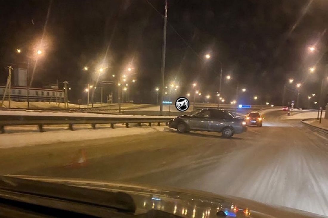 В Пензе развернуло поперек дороги врезавшуюся в отбойник машину