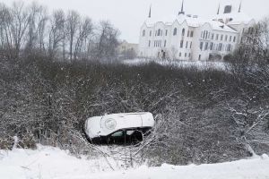 Под Пензой легковой автомобиль вылетел в кювет