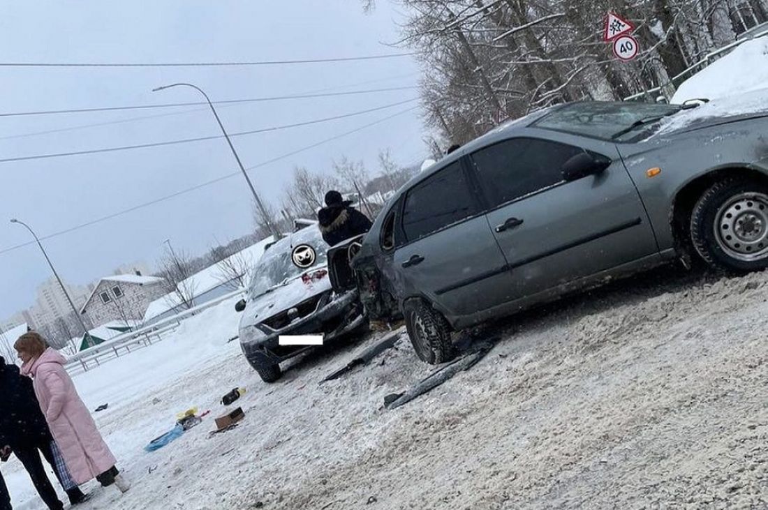 Появились фото с места ДТП в Пензе, где у легковушки расплющило багажник