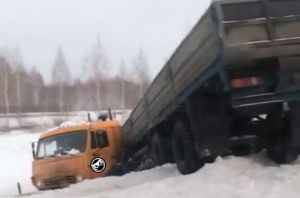 Под Пензой с проезжей части в кювет улетел грузовик