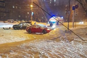 К месту жесткого ДТП на улице Коммунистической в Пензе прибыла «скорая»
